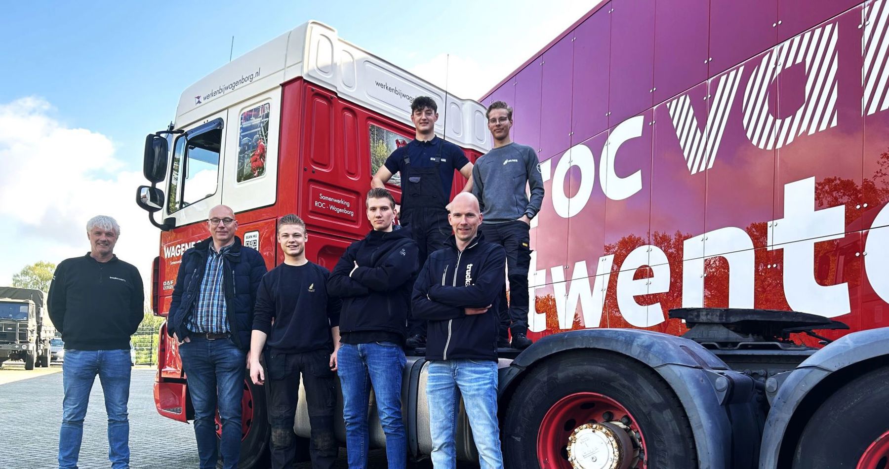 Toekomstige trucktechnici werken met gesponsorde Wagenborg truck