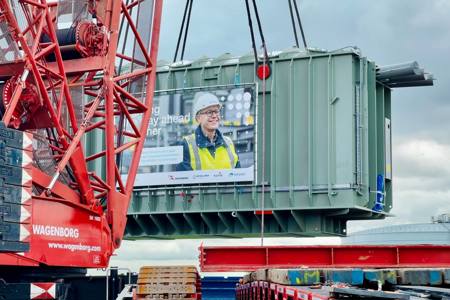 Vijf flinke transformatoren voor hoogspanningsstation Vierverlaten