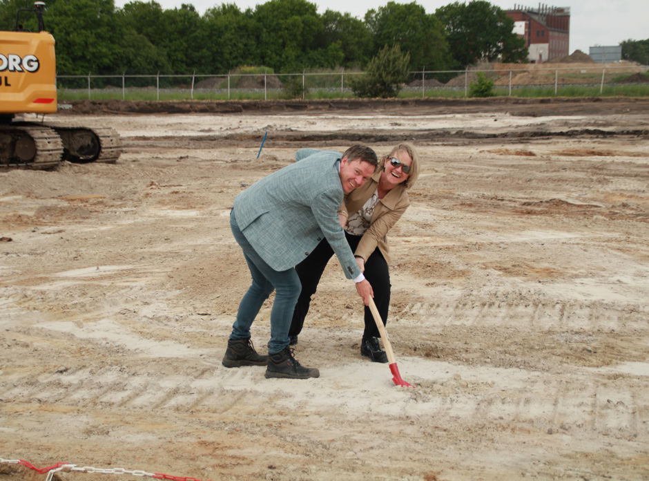 Eerste schop in de grond Jos en Janneke
